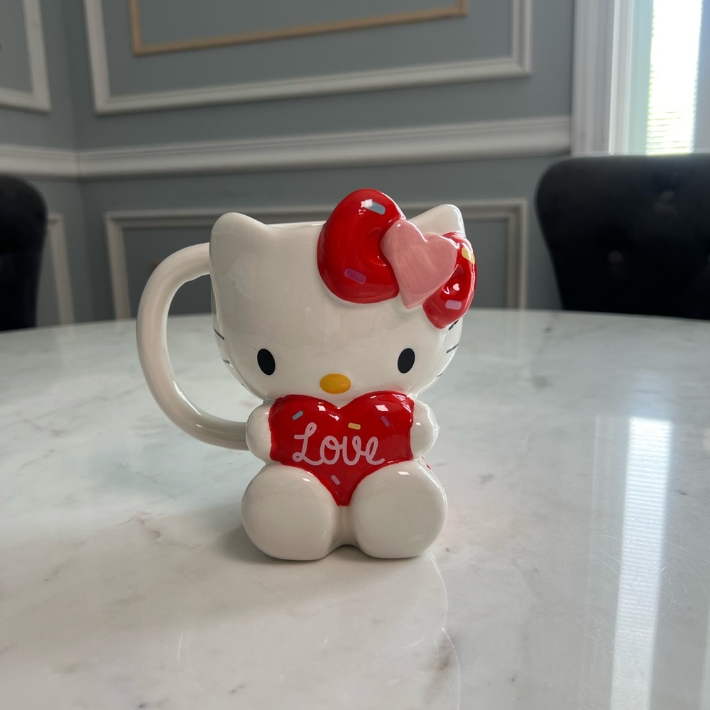 BRAND NEW HELLO KITTY FIGURE LOVE MUG